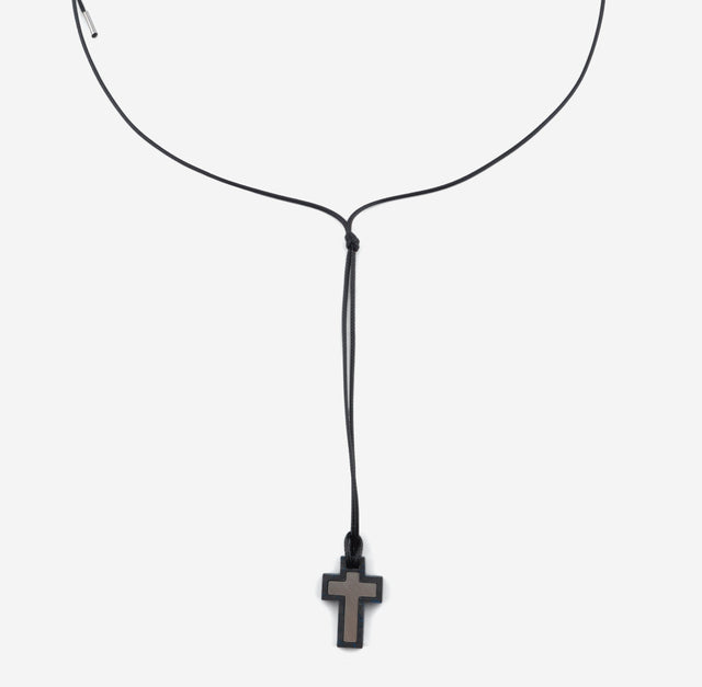 Sterling silver amulet pendant with raw stone — symbolic meaning guide — STRUGA editorial