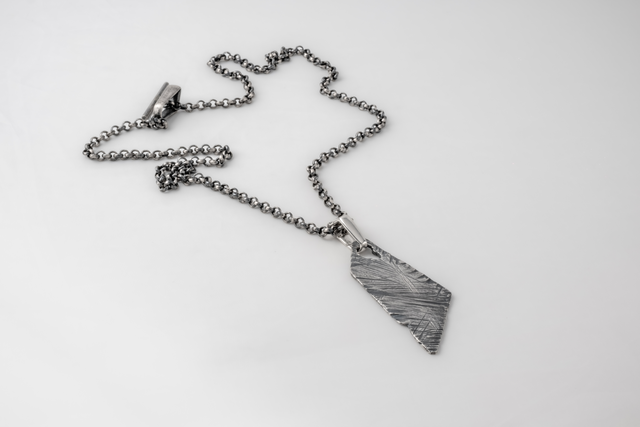 Strugadesign Necklace Asymmetric destroyed.